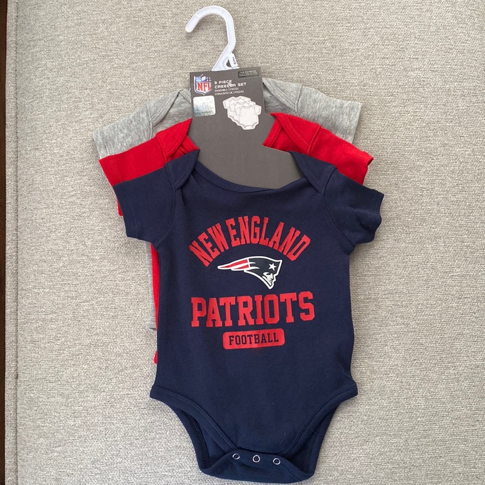 NWT New England Patriots 3-6 Month creeper set